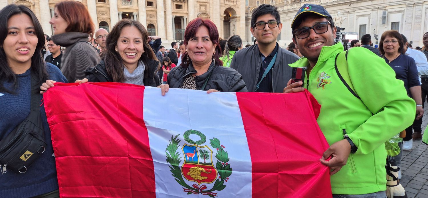 Jesus in giacca verde, con altri giovani peruviani e una signora, al centro della foto