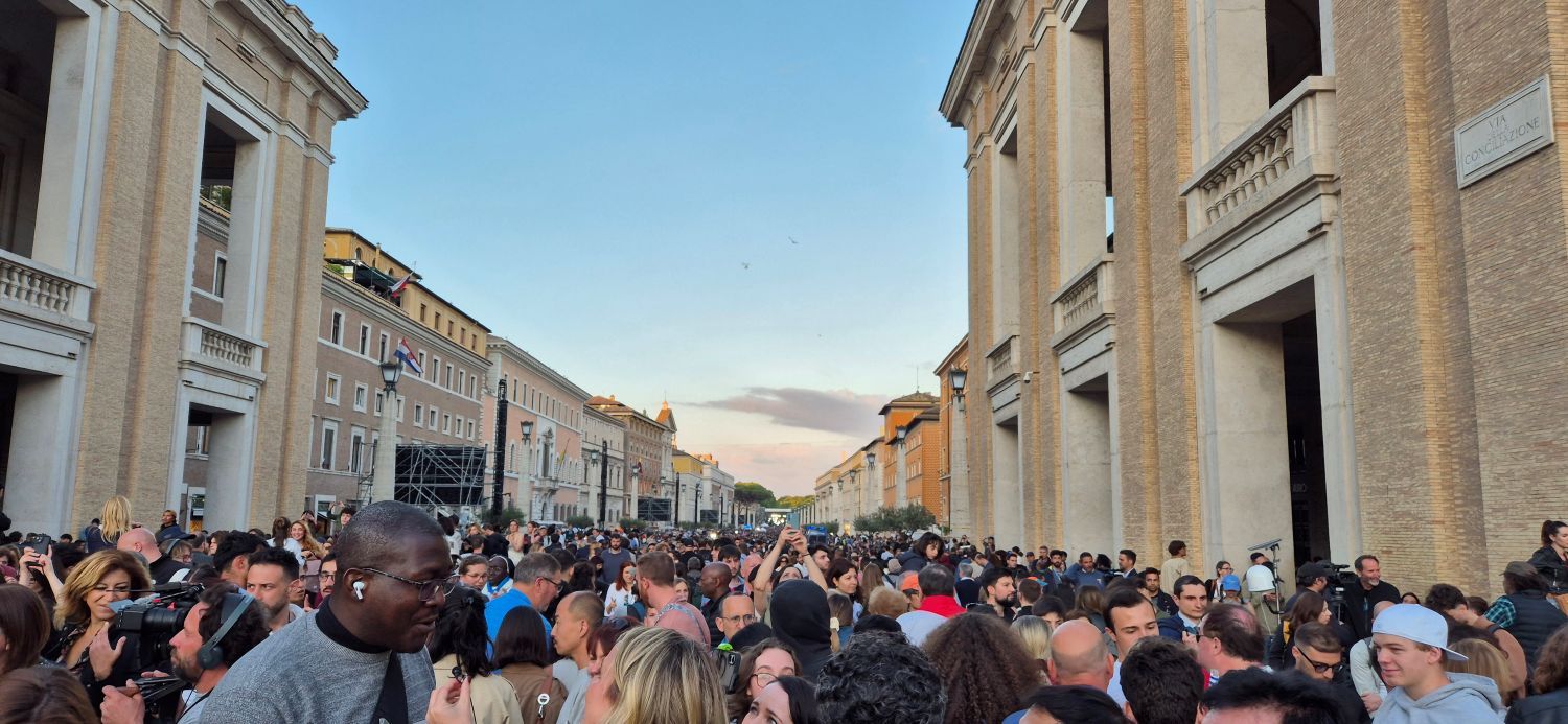 Uscita da piazza San Pietro dopo l'elezione di papa Leone XIV
